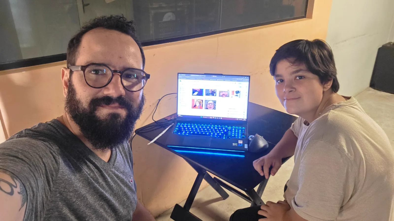 Equipe do projeto em bastidores de produção