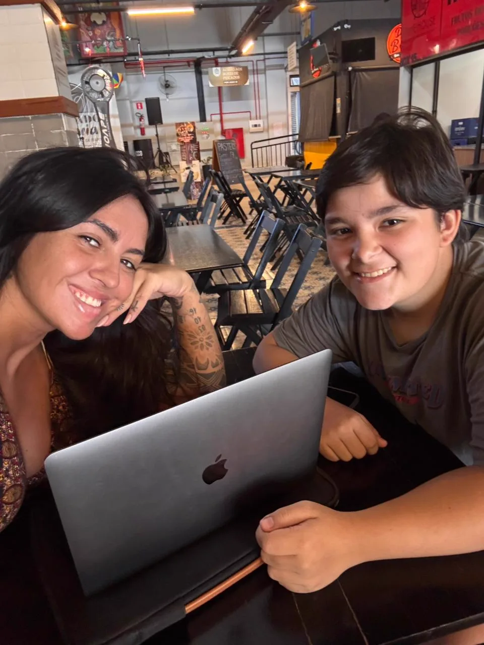 Estagiários do projeto em sessão de trabalho